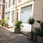 Magnificent Colored Apartment Near Montparnasse