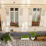 Magnificent Colored Apartment Near Montparnasse